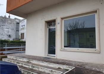 UFFICIO CON VETRINA FRONTE STRADA