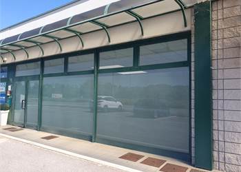 LOCALE COMMERCIALE CON VETRINE FRONTE STRADA