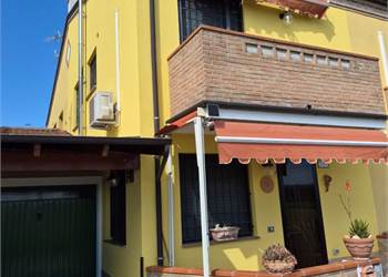 APPARTAMENTO A SCHIERA CON GARAGE