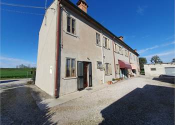 CASA ACCOSTATA CON GARAGE E GIARDINO 