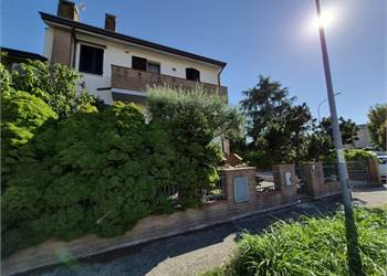VILLA BIFAMILIARFE CON GARAGE DOPPIO E GIARDINO