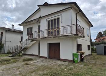 CASA SINGOLA CON DOPPIO GARAGE ED AMPIO VERDE PRIVATO